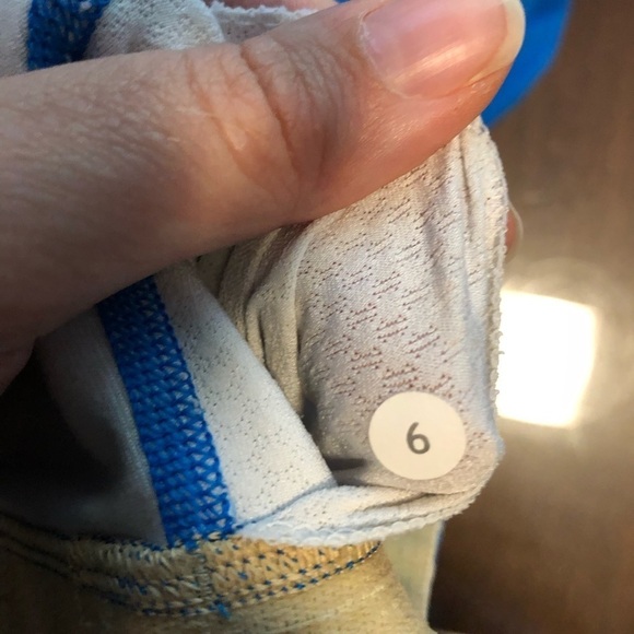 Lululemon No Limits Blue & White Floral Tank Top with Built in Bra Size 6 - Picture 10 of 11